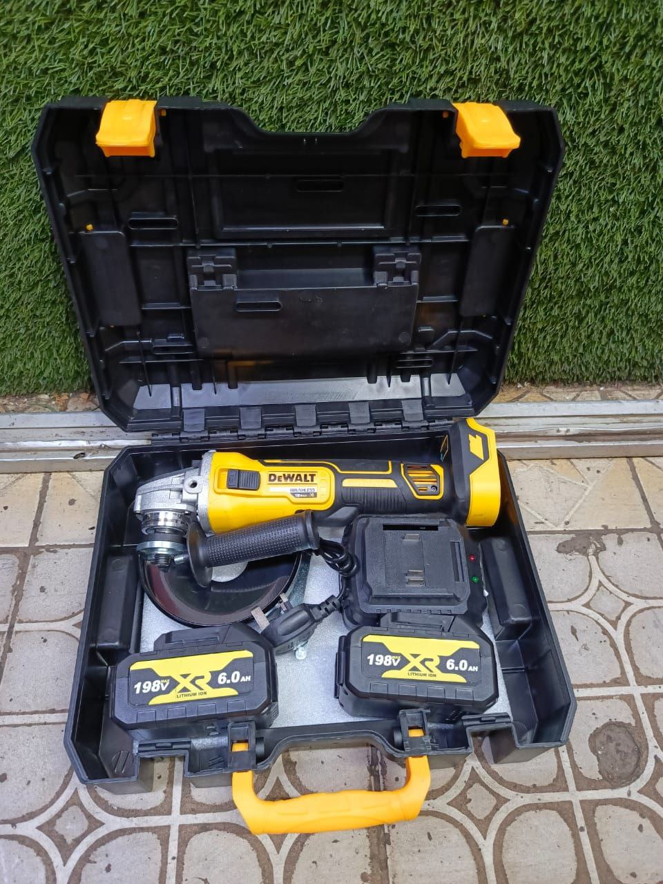 1b7f42d9-dc55-40e5-8a49-826e5e9599e4.jpg DeWalt cordless angle grinder 198V - Image 1