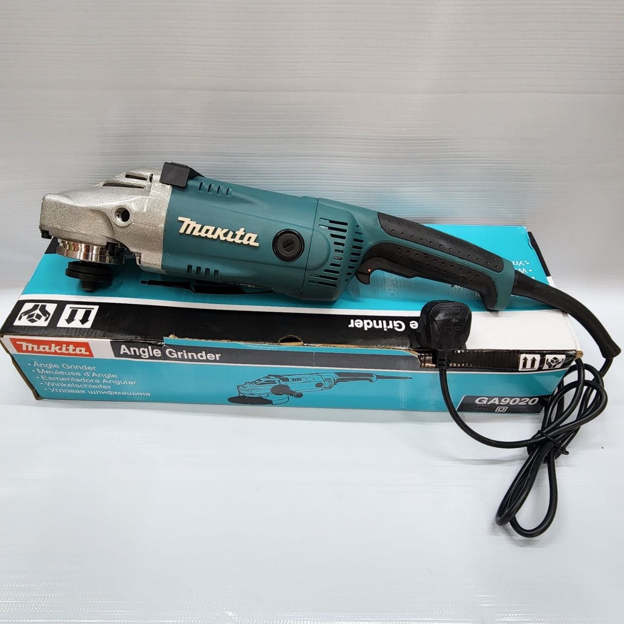 f6b4f809-255b-4a67-989f-9487aba2baf0.jpg Makita 9" angle grinder - Image 1